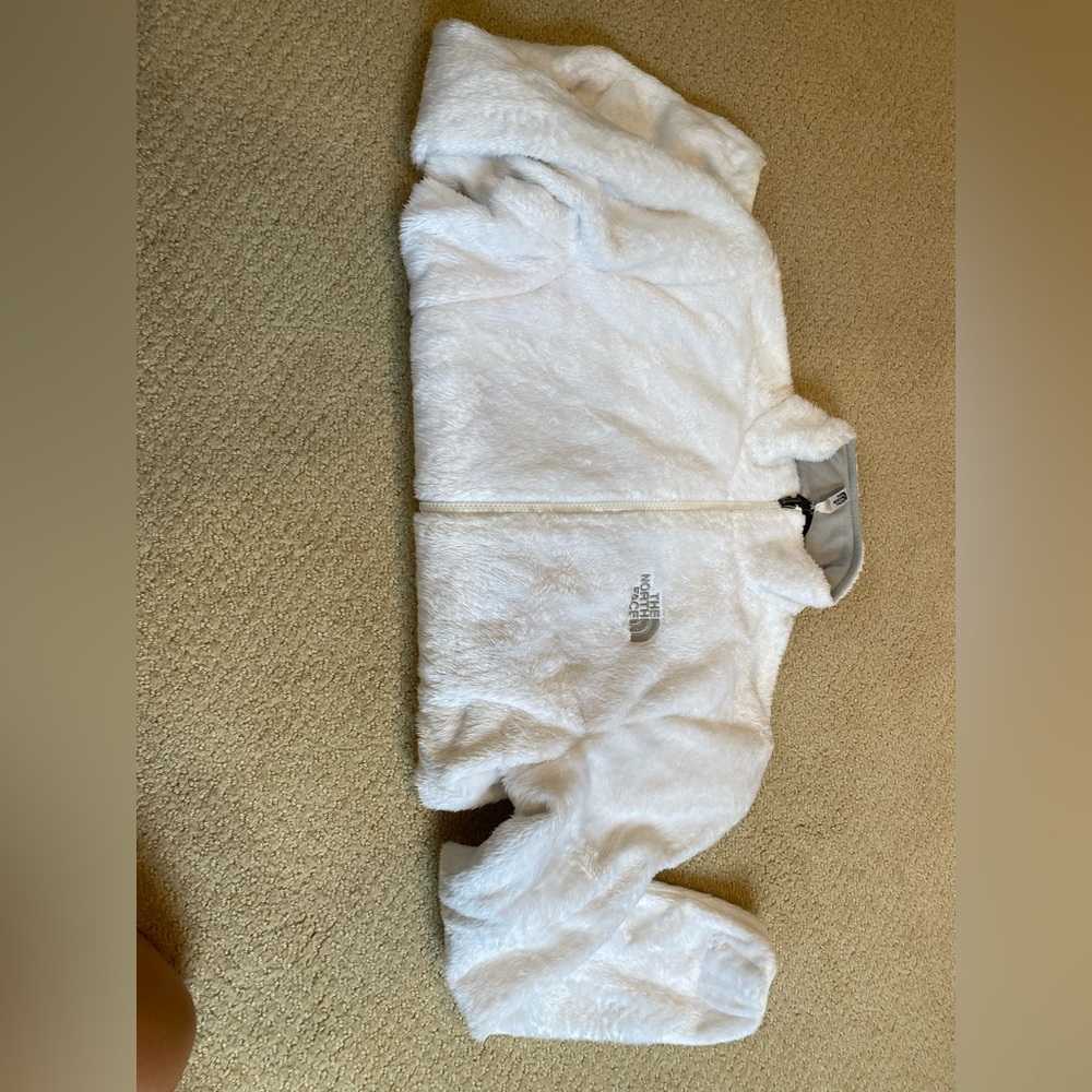 NEVER WORN WHITE NORTHFACE FLUFFY JACKET SIZE SMALL